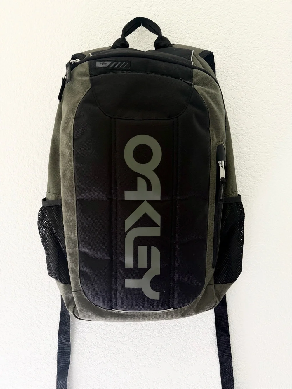 Oakley Enduro 20L 3.0 • Two-Tone Black & Olive Backpack